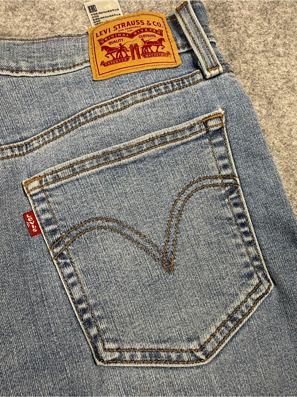 Levi’s Wedgie Straight Jeans Light Wash Distressed High Rise 30x28 - Picture 5 of 9